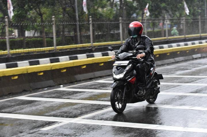 Musim Hujan Tiba, Perhatian Hal Ini Saat Berkendara 