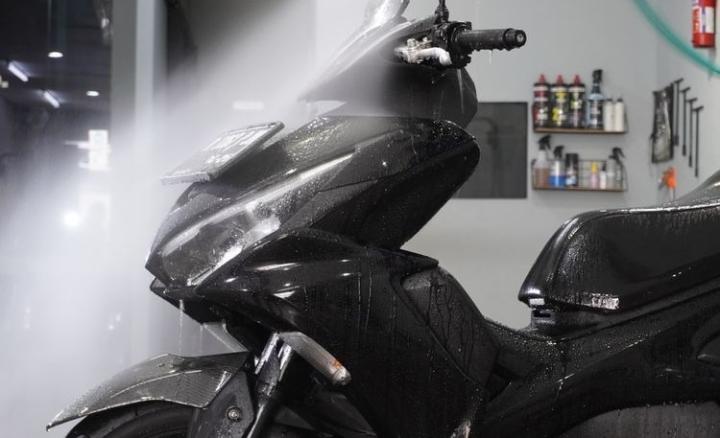 Jangan Cuci Motor Malam Hari, Ternyata Ada Efek Negatifnya 