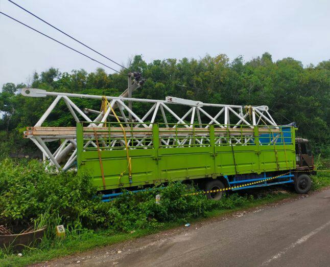 Evakuasi Truk Pengangkut Crane Hantam Tiang Listrik, Kapolsek Tepus : Tunggu Petugas PLN