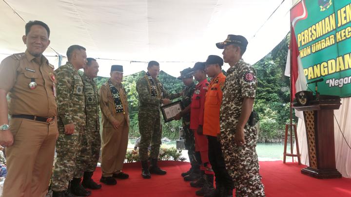 Di Atas Sungai Jembatan Garuda Menyatukan Harapan Warga Pekon Umbar   