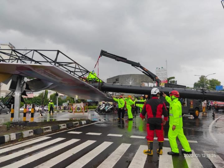 Waspada, Hujan Deras Baliho Besar di Perempatan Concat Sleman Roboh 