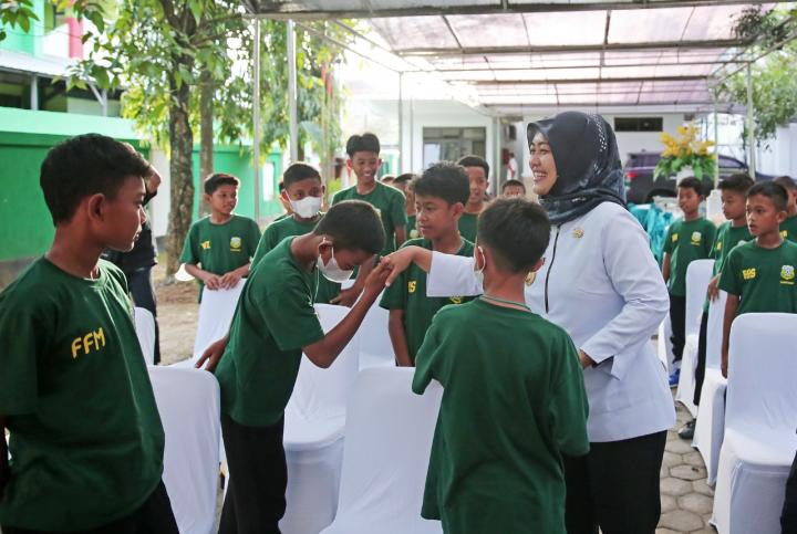 Wagub Chusnunia Lepas Kontingen Forum Sepakbola Generasi Indonesia Provinsi Lampung Ikuti Festival Nasional Sepakbola Piala Menpora di Bekasi