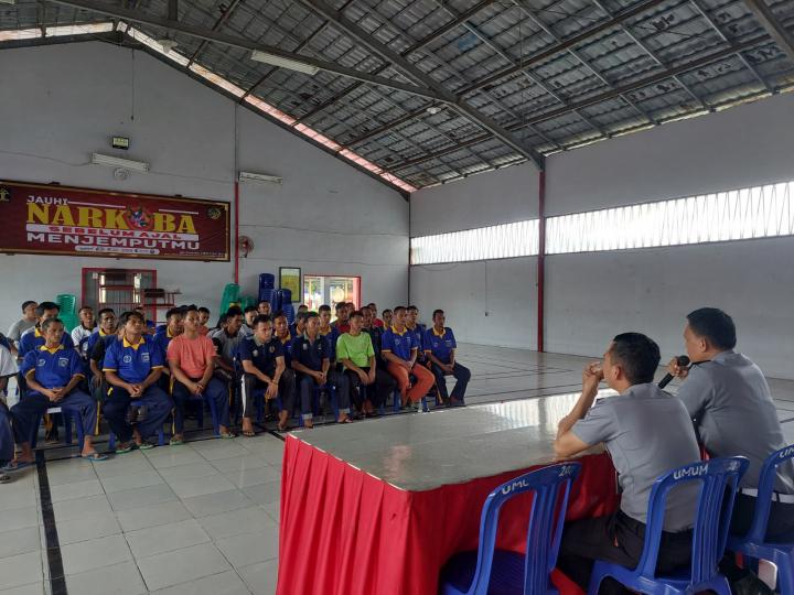 Plh Kasi Binadik dan Kasubsi Registrasi Berikan Sosialisasi Kepada Warga Binaan Terkait Kunjungan Hari Raya Idul Fitri 1445 H 