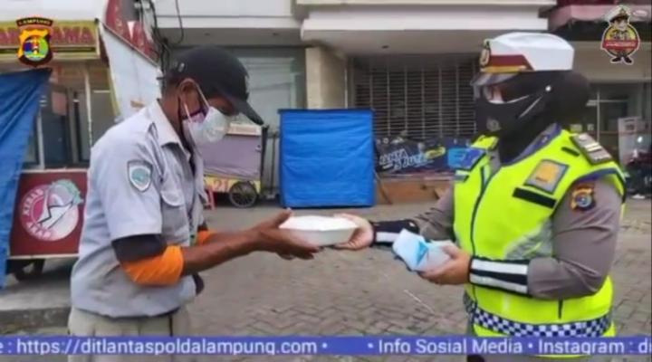 Jumat Berkah Polwan Ditlantas Polda Lampung Bagikan Masker dan Makanan.