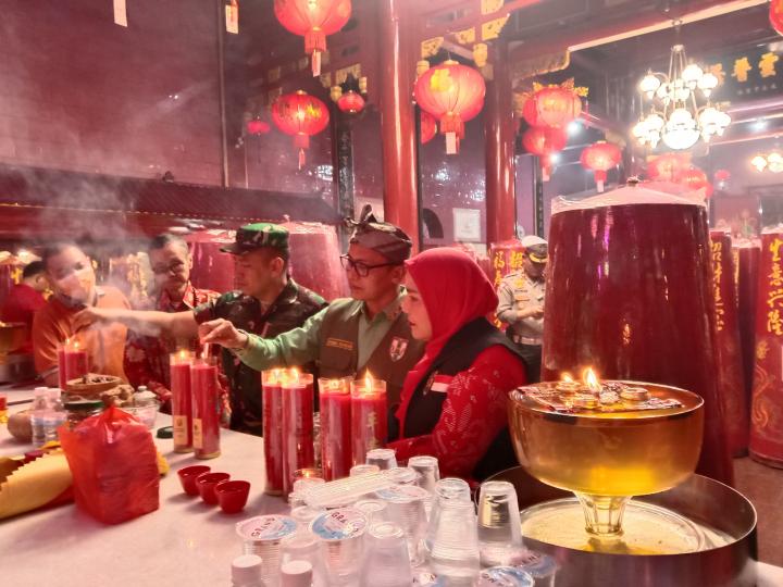 Malam Imlek 2024 Wali Kota Eva Dwiana Sambangi Vihara Thai Hin Bio