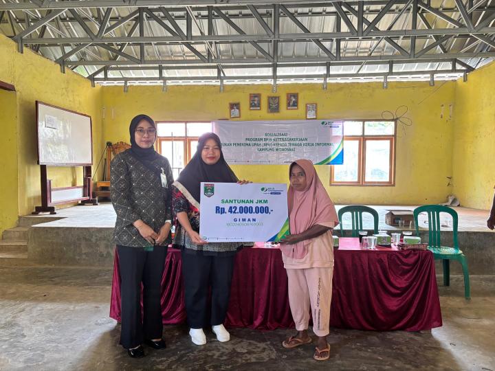 BPJS Ketenagakerjaan Lampung Tengah serahkan Rp 42 juta kepada ahli waris Linmas Kampung Wonosari