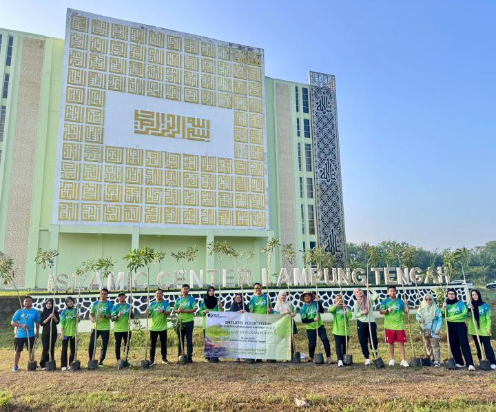 Hijaukan Lingkungan Masjid, BPJS Ketenagakerjaan Lampung Tengah Tanam Tabebuya di Islamic Center Lampung Tengah   