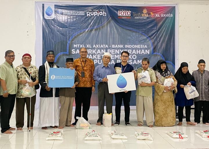 Karyawan XL Axiata dan Bank Indonesia Serahkan Bantuan dan Buka Bersama Disabilitas Netra di Medan