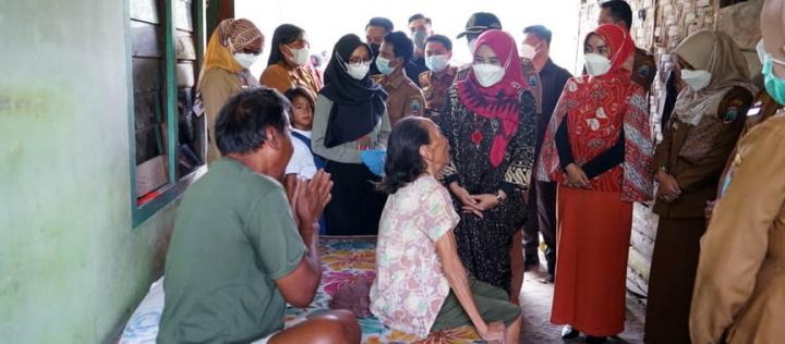 Sambangi Warganya Yang Sakit, Bunda Winarni Beri Santunan Hingga Kursi Roda