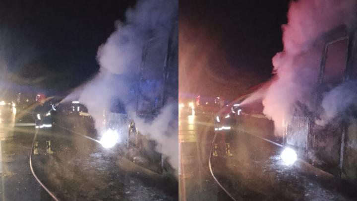 Diduga Akibat Gesekan Kampas Rem, Bus Penumpang Hangus Terbakar di Tol KM 47 Lampung Selatan