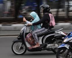 Info Bahaya yang Mengintai Bonceng Anak di Depan   