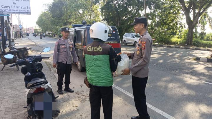 Polres Metro Jalin Silaturahmi dengan Ponpes Roudlatul Qur’an dan Serahkan Bansos untuk Driver Ojol-Warga