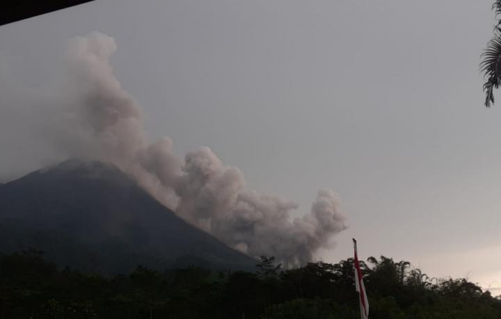Batuk Lagi, Gunung Merapi Kembali Keluarkan Awan Panas 