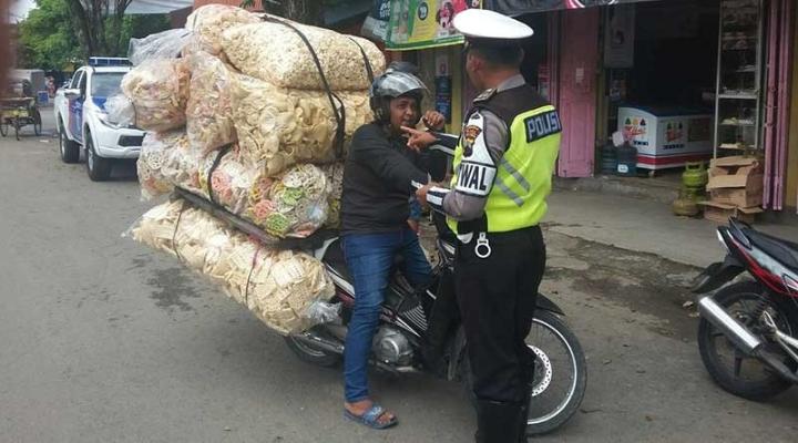 Awas ! Motor dengan Barang Bawaan Berlebih Bisa Dikenakan Sanksi Lo