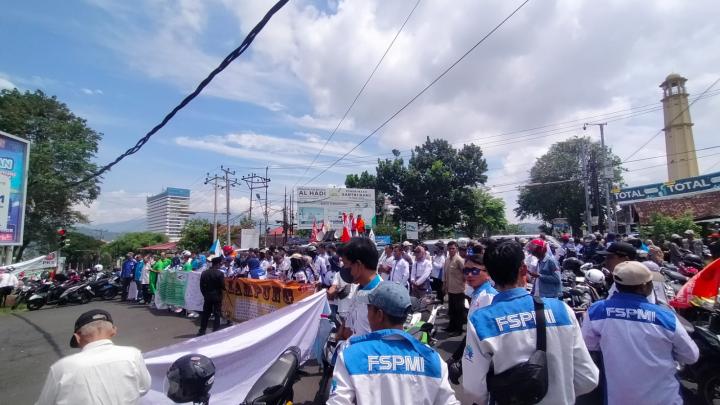 Ratusan Buruh Gelar Aksi Damai di Pintu Masuk Kantor DPRD Provinsi LampungÂ 