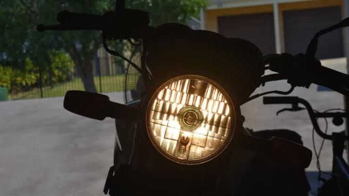Alasan Kenapa Lampu Kuning Lebih Baik Dibandingkan Lampu Putih Saat Hujan 