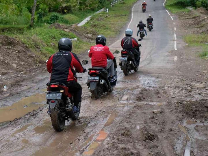 Tips Mengeluarkan Motor Yang Terjebak Lumpur   