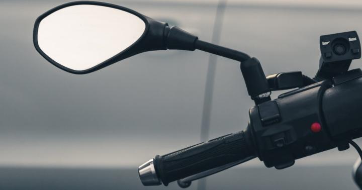 Kenapa Spion Bawaan Motor Pasti Berukuran Lebar?   