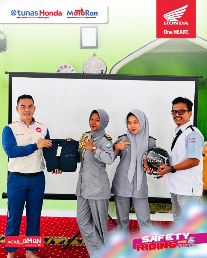 Edukasi Safety Riding di SMKN 1 Ketapang