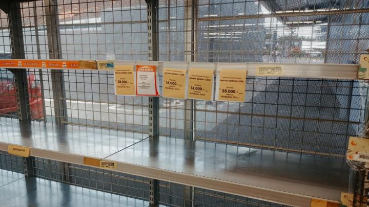 Aneh ! Jual Hanya Pagi, Minimarket di Bandar Lampung Diduga Sembunyikan Stok Minyak Goreng