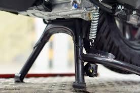 Standar Dua Yang Digunakan Ketika Hendak Memarkirkan Motor