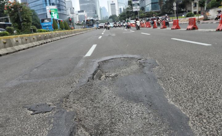 Edukasi Berkendara Aman Bagaimana Melintasi Jalan Berlubang