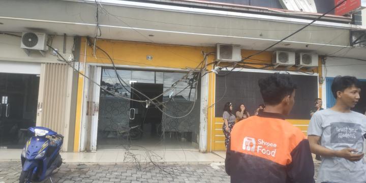Menjuntai Rendah : Kabel Tersangkut Truk, Putus Diduga Mengenai Pengendara Sepeda Motor Hingga Terjatuh di Bandar Lampung