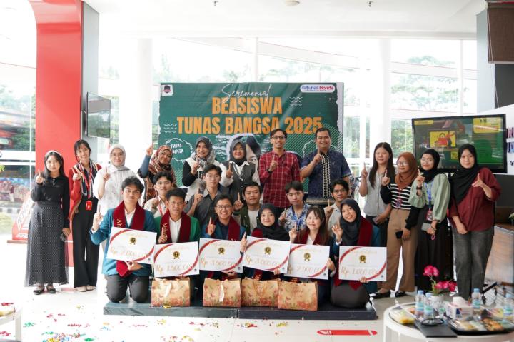 Sinergi Bagi Negri, Tunas Honda serahkan bantuan dana pendidikan kepada pememang beasiswa Tunas Bangsa 2025