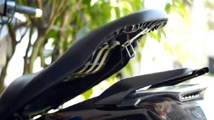 Mau Jok Motor Awet, Hindari Menyimpan Barang-barang Ini   