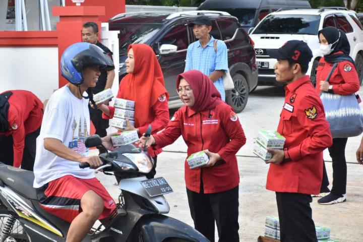 Bagikan Takjil Kepada Warga, PDIP Lampung Tebar Semangat Berbagi Kepada SesamaÂ 