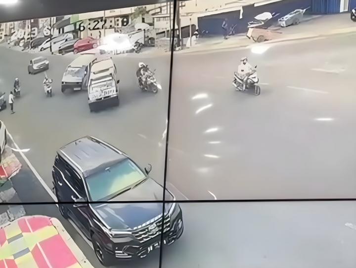 Viral, 2 Angkot Salip-Salipan Hingga Berujung Terguling di Bandar LampungÂ 