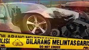 Beri Jalan Ambulan Pengendara Motor Malah Tabrak Mobil