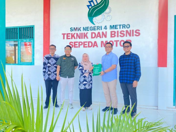 AHM Kunjungi SMKN 5 Bandar Lampung dan SMKN 4 Metro: Supervisi Program Vokasi dan Donasi Special Tools untuk Jurusan Teknik Sepeda Motor
