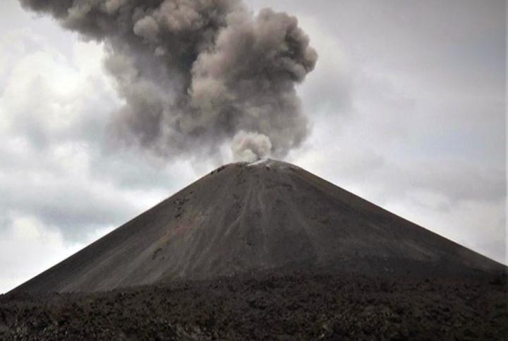 Gunung Anak Krakatau Berstatus Waspada, Kepala Pos Imbau Warga Jaga Jarak 2 km