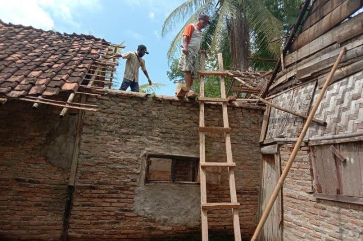 Dilanda Angin Kencang 23 Rumah Warga Pesawaran Rusak