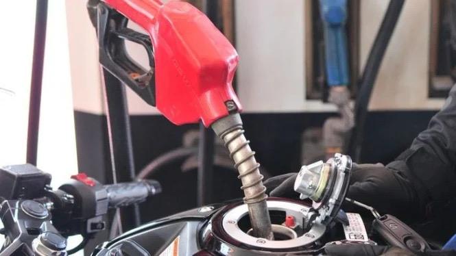 Efek Bahaya Jika Menggoyangkan Motor saat Isi Bensin