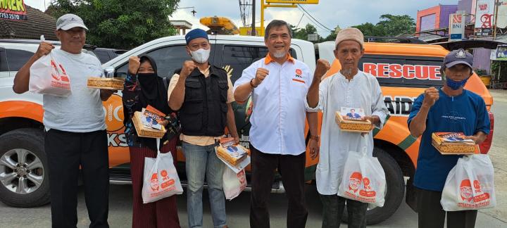 Anggota DPR RI Junaidi Auly Berbagi Sembako Dengan Warga Terbanggi Besar 