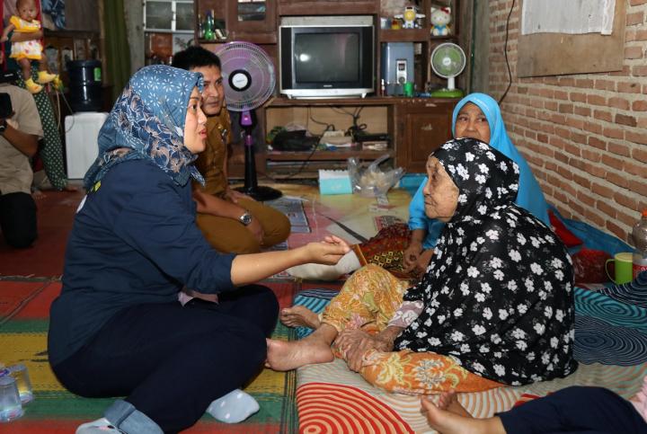 Tindaklanjuti Informasi dari Masyarakat, Wagub Chusnunia Chalim Berikan Bantuan Kursi Roda kepada Warga Desa Sukajaya Lempasing, Kecamatan Teluk Pandan, Pesawaran