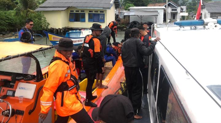 Kapal Nelayan Bocor di Tengah Laut, 5 ABK Selamat Dievakuasi Tim SAR