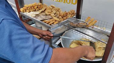 Harga Minyak Goreng Meroket, Pedagang Gorengan Hingga Nasi Uduk Kelimpungan