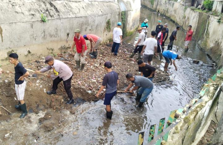 Cegah Banjir, Polsek Bumi Waras Bersama Warga Gelar Aksi Bersih Sungai