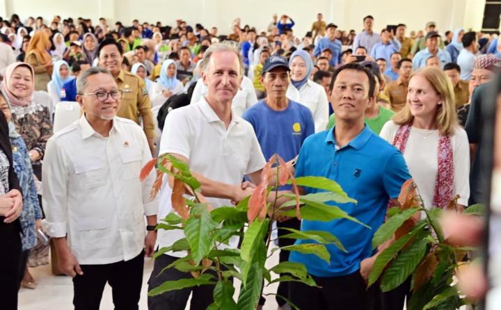 Dorong Smart Agroforestry, Menko Zulhas Gelontorkan 7.000 Bibit Kopi-Kakao untuk Petani Lampung Selatan