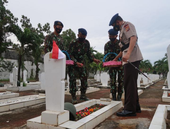  Brimob Lampung Ziarah Makam Pahlawan Sambut HUT ke -76 Korps Brimob Polri