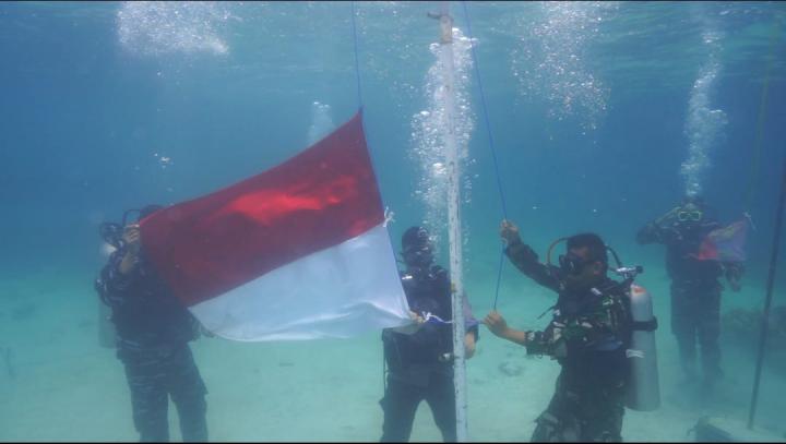 HUT RI, Bendera Merah Putih Dikibarkan di Bawah Laut Pulau Pahawang 