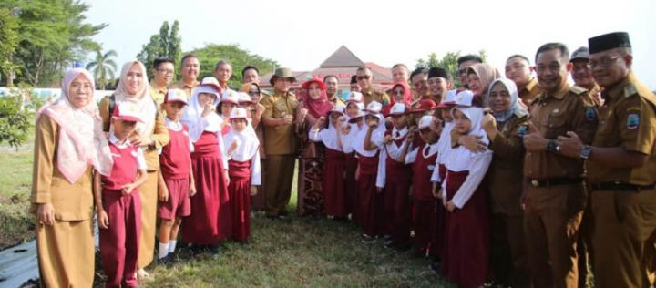 Bupati Nanang Ermanto Ajak Anak Anak SDN 3 Way Urang Tanam Cabai dan Bawang di Kebun EdukasiÂ 