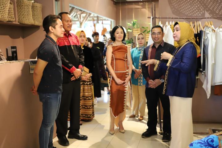 Buka Mini Exhibition Tapis di Legian Bali, Riana Sari Arinal Makin Yakin Tapis Lampung â€œNaik Kelasâ€