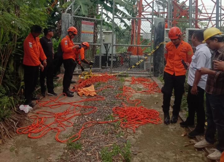 Pria Nekat Naik Tower di Tanjung Senang, Petugas Damkar Lakukan Evakuasi