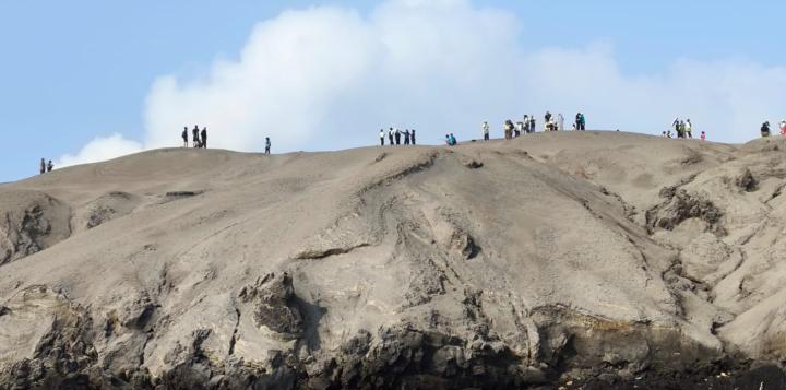 Viral Wisatawan Naik Lereng Gunung Anak Krakatau, Petugas Tegaskan Radius 5 Km Masih Terlarang