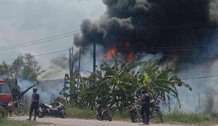 Buntut Terbakarnya Gudang BBM Ilegal di Sumsel, 2 Kapolsek Dicopot dan Diperiksa PropamÂ 