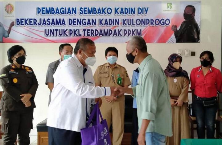 Bukti Kepedulian Kadin Kulonprogo,Â  Berikan Bantuan ke Pedagang Seputaran Alun-Alun Wates